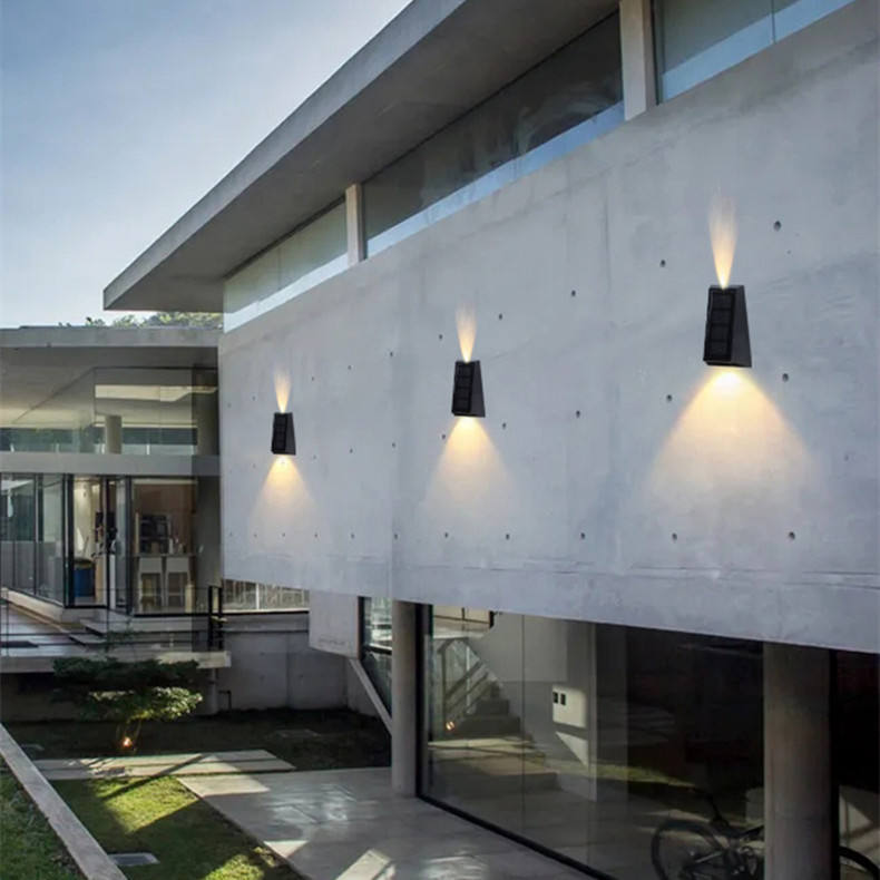 Luz de pared para exteriores con dos cabezales, sensor solar, luces de seguridad alimentadas por LED, lámpara de pared impermeable para exteriores IP 65