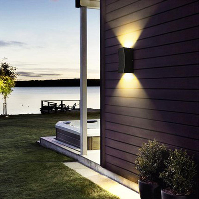 Montaje impermeable hacia arriba y hacia abajo Aplique de luz exterior para jardín Gran exterior Montado en la pared Led