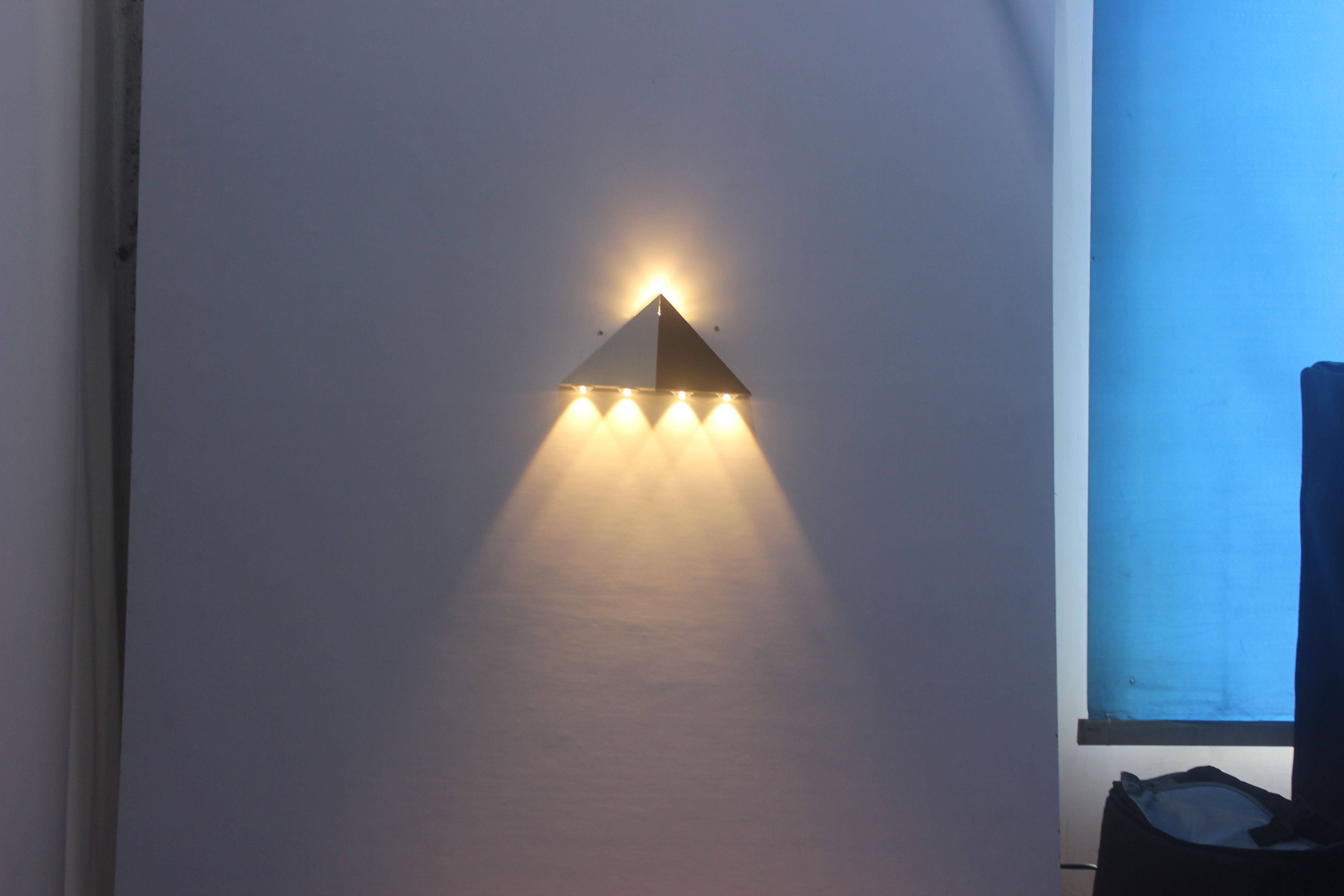 Lámpara de pared Triangular de luz led decorativa y luz nocturna interior con precio de fábrica