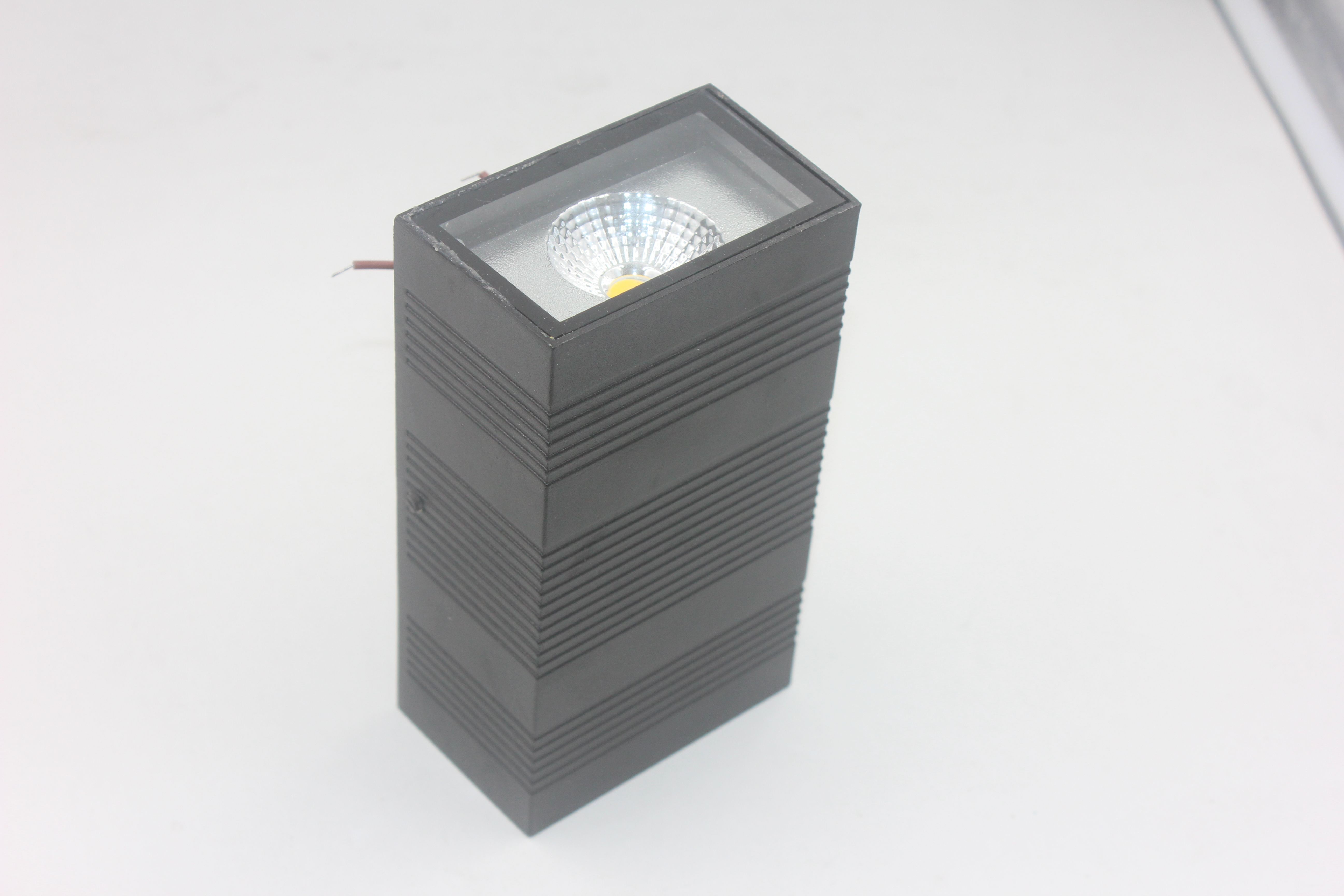 Arriba y abajo COB Lámparas de pared LED modernas 12W Iluminación interior Aplique de pared impermeable montado en la pared