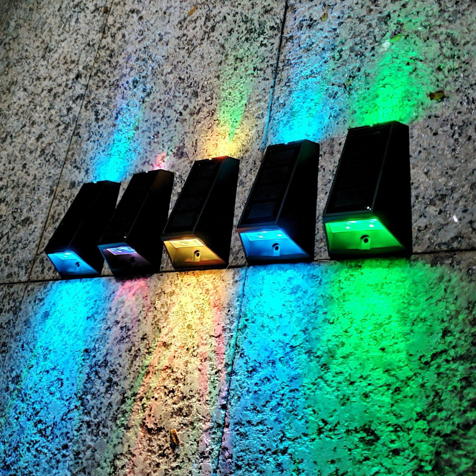 Luz LED de carga con energía Solar para exteriores, iluminación impermeable, lámparas de pared, decoración de jardín, valla de cubierta, paisaje IP65 ABS