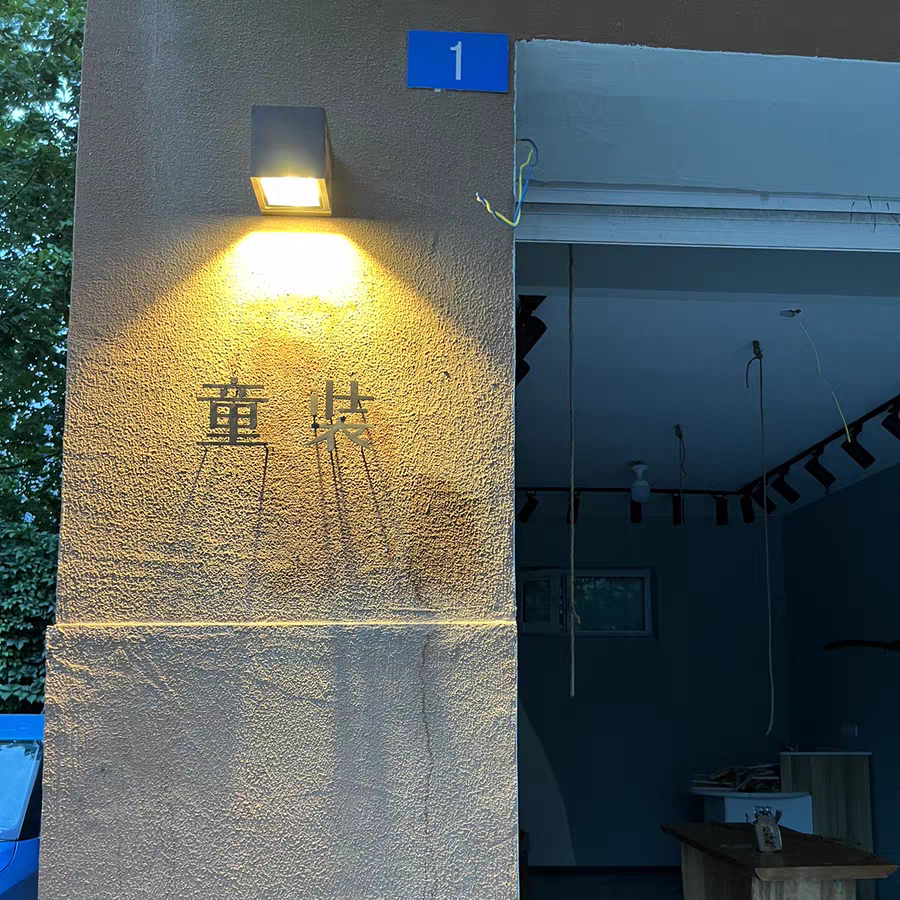 Luz solar Lámpara de pared para exteriores Jardín Arriba Abajo Lámpara de aplique de pared de luz solar de aluminio impermeable Luz LED solar para exteriores