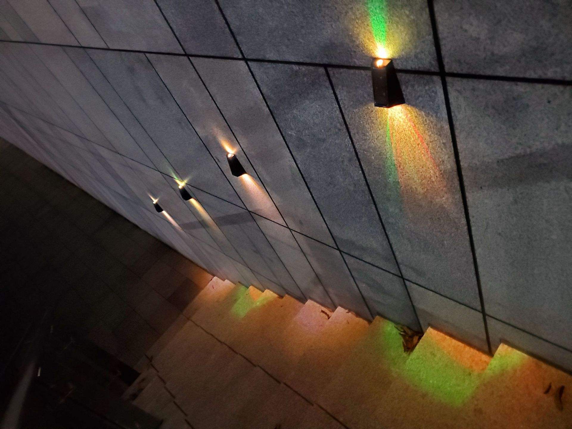 Luz de pared para exteriores con dos cabezales, sensor solar, luces de seguridad alimentadas por LED, lámpara de pared impermeable para exteriores IP 65