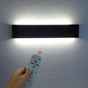 Lámpara de pared LED regulable 2,4G RF Control remoto dormitorio moderno al lado de accesorios de decoración de luz de pared con precio de fábrica