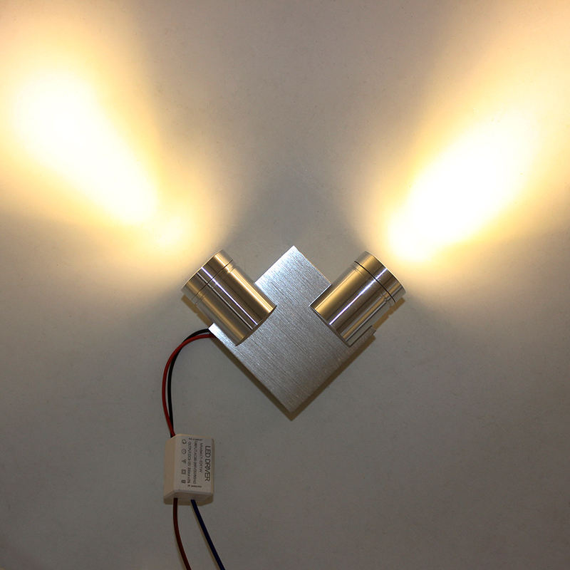 2023 nueva lámpara de pared colgante cabecera moderna luz montada en la pared decoración de níquel cepillado Hotel USB luz de pared curva Metal personalizado luminoso