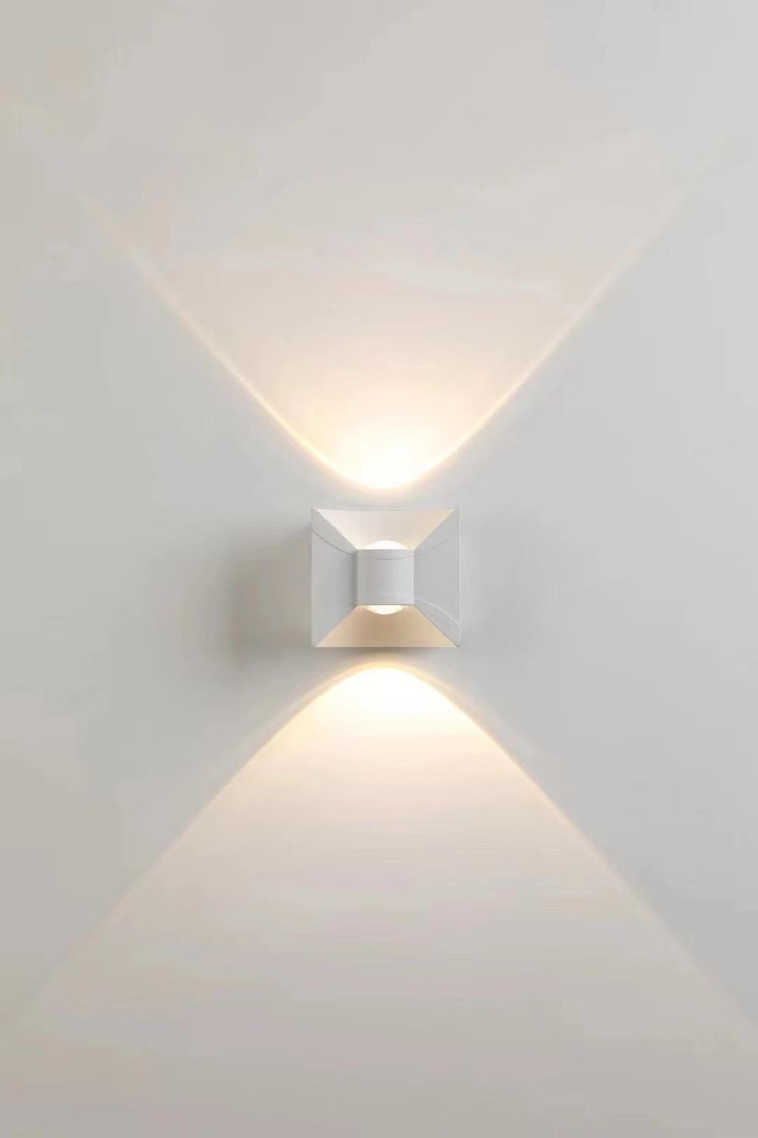 Decore la pared exterior de aluminio del jardín contemporáneo moderno Ilumine hacia arriba abajo las luces de pared LED GU10 360 grados