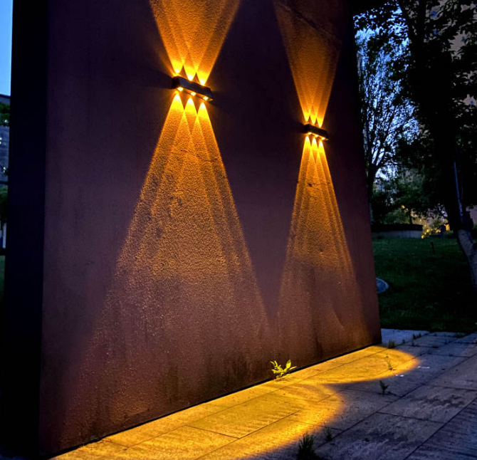 Lámpara LED Luz de pared solar Exterior Porche Jardín Lámpara de pared impermeable Arriba y abajo Luminoso