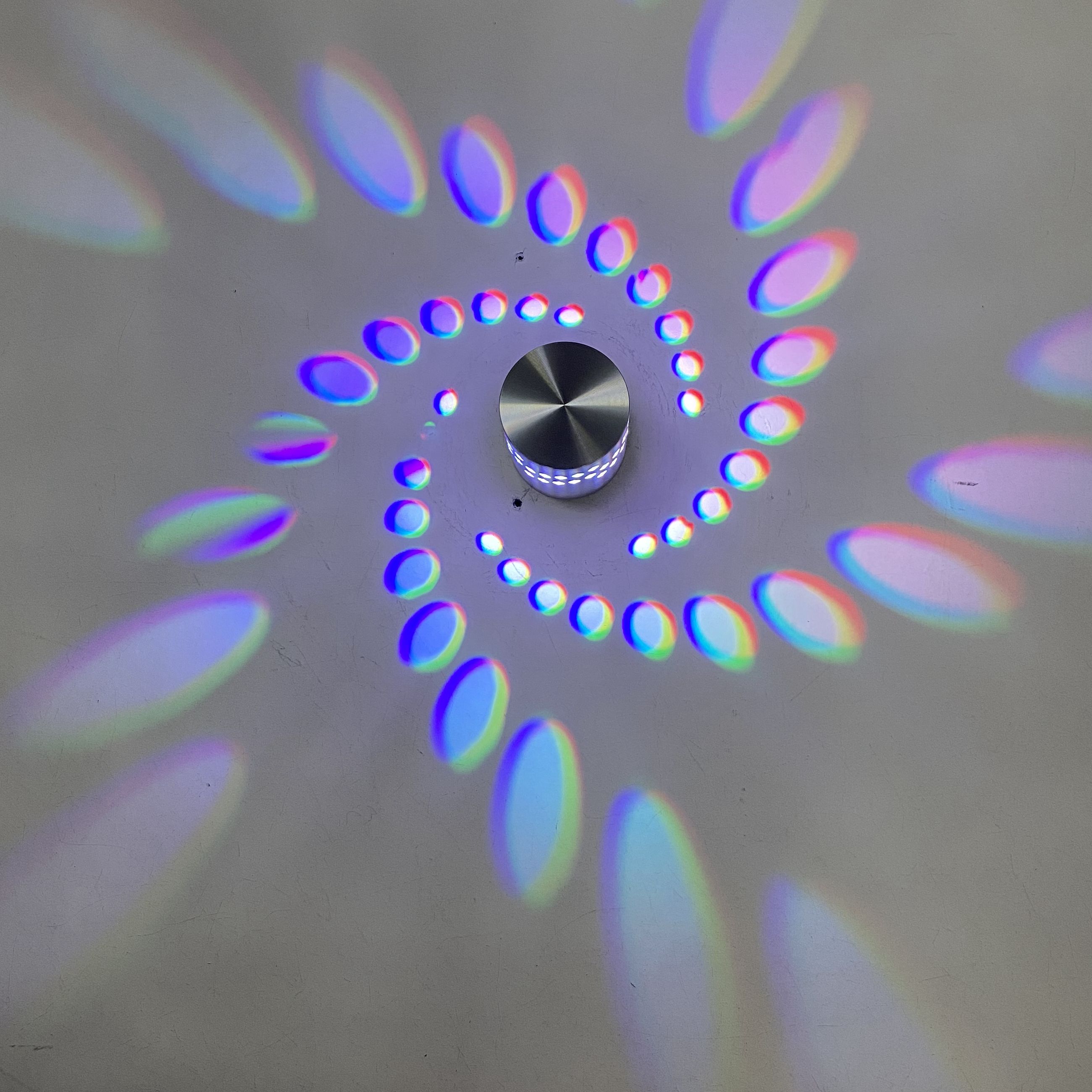 3W RGB Flor LED Lámpara de pared Montado en la pared Luz nocturna remota Espiral Agujero LED Hermosa lámpara de pared decorativa 