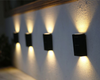 Luz de pared solar Lámpara inteligente Lámpara de pared impermeable al aire libre Arriba y abajo Luz de pared de escalera Aplique solar Luz de noche
