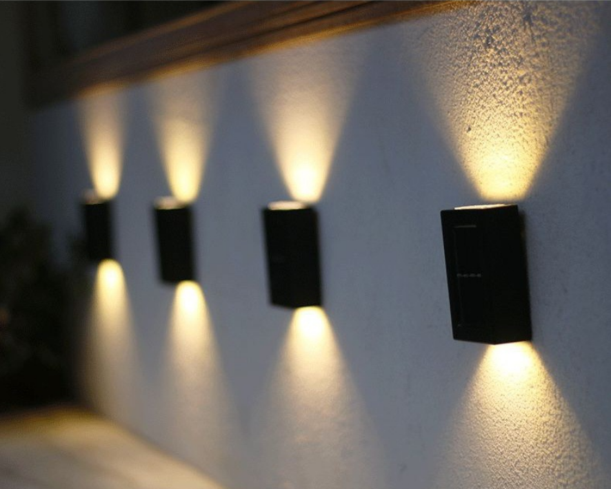 Luz de pared solar Lámpara inteligente Lámpara de pared impermeable al aire libre Arriba y abajo Luz de pared de escalera Aplique solar Luz de noche