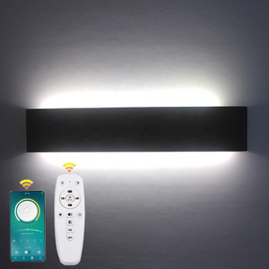 La iluminación hacia arriba y hacia abajo de la carcasa negra o blanca presenta una lámpara LED de control remoto inteligente 2.4G RF con el precio más bajo