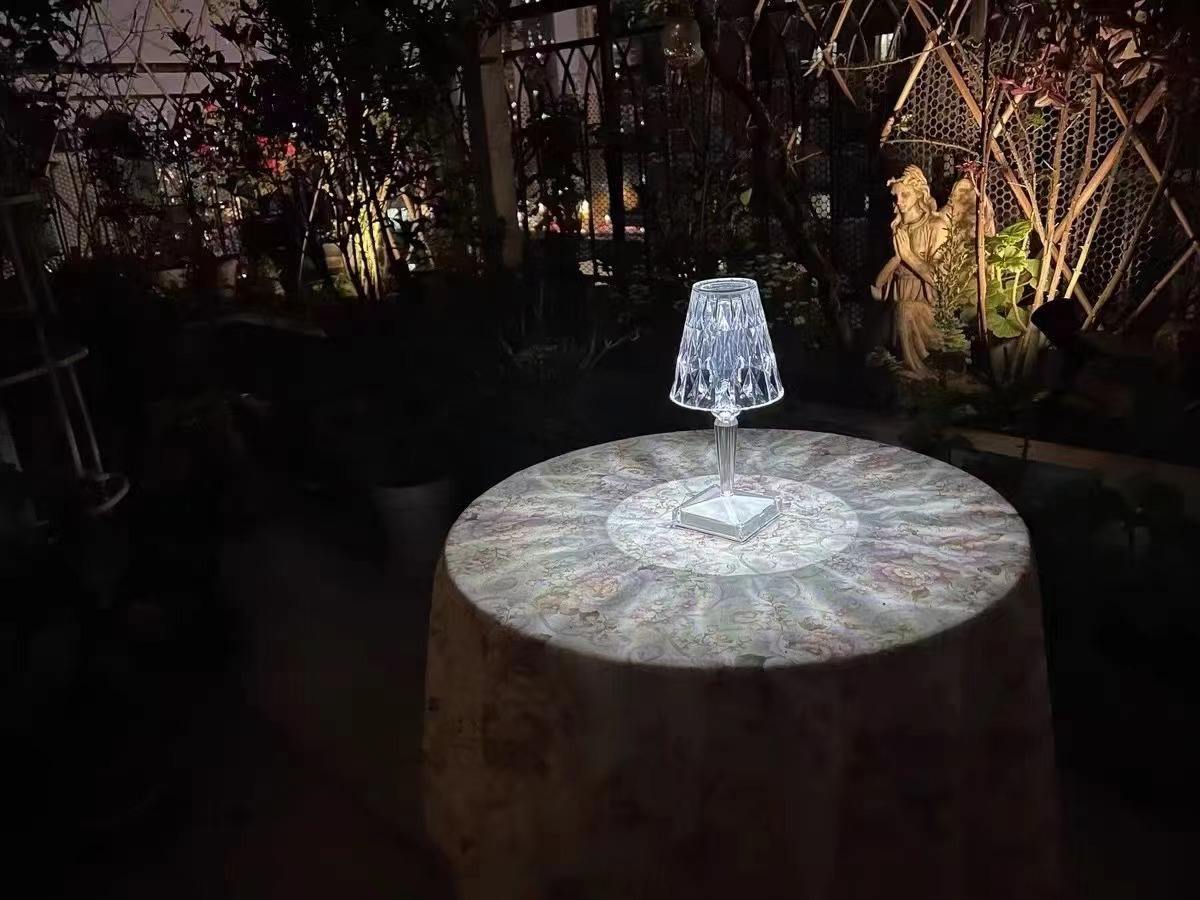 Lámpara de mesa de cristal Lámpara de noche pequeña Lámpara de mesa recargable que proporciona un ambiente creativo para la decoración de la barra de noche y 