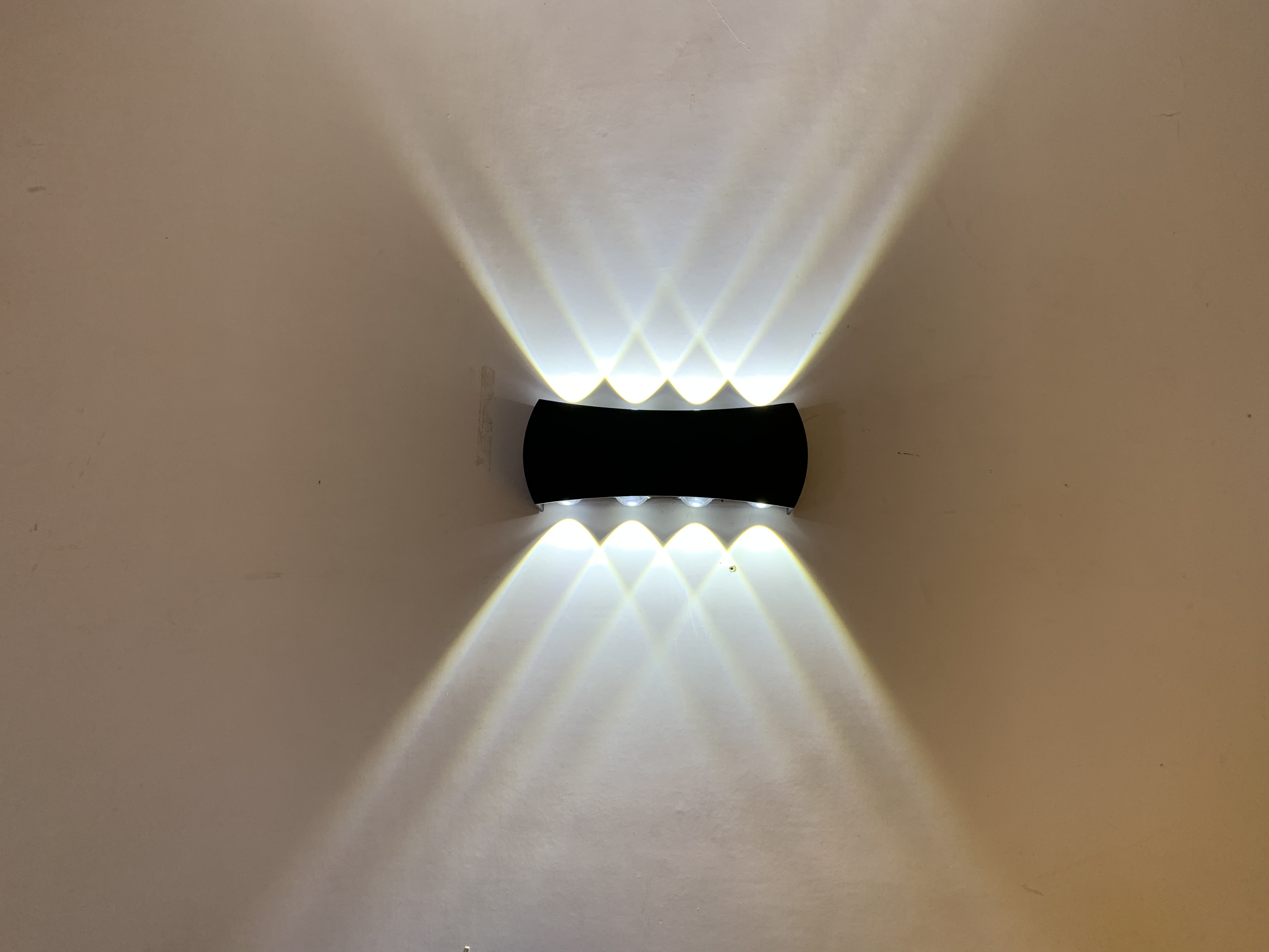 Los beneficios y ventajas de las luces solares de pared para iluminación exterior