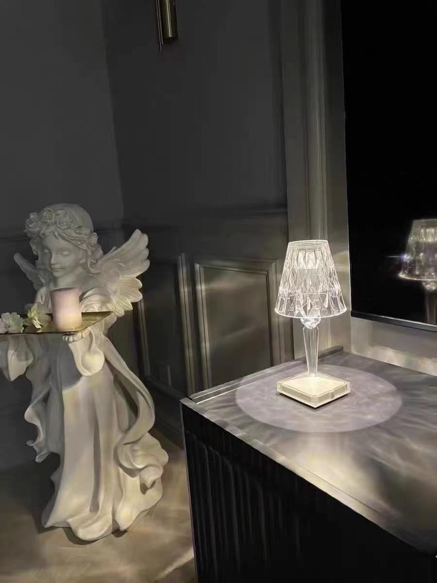 Lámpara de mesa de cristal Lámpara de noche pequeña Lámpara de mesa recargable que proporciona un ambiente creativo para la decoración de la barra de noche y 